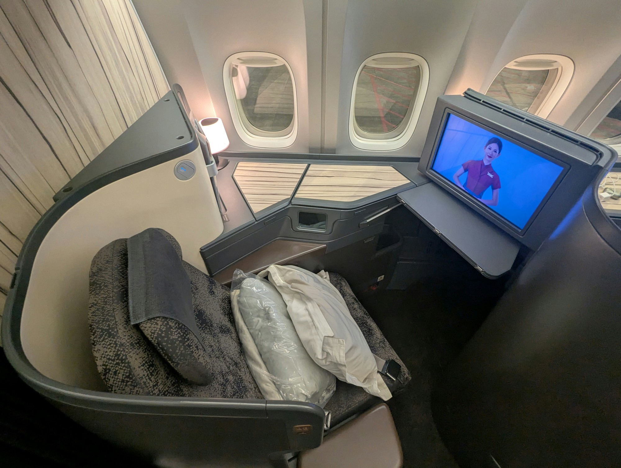 China Airlines’ refreshed business class seat with wood-grain design elements. Photo by China Airlines.