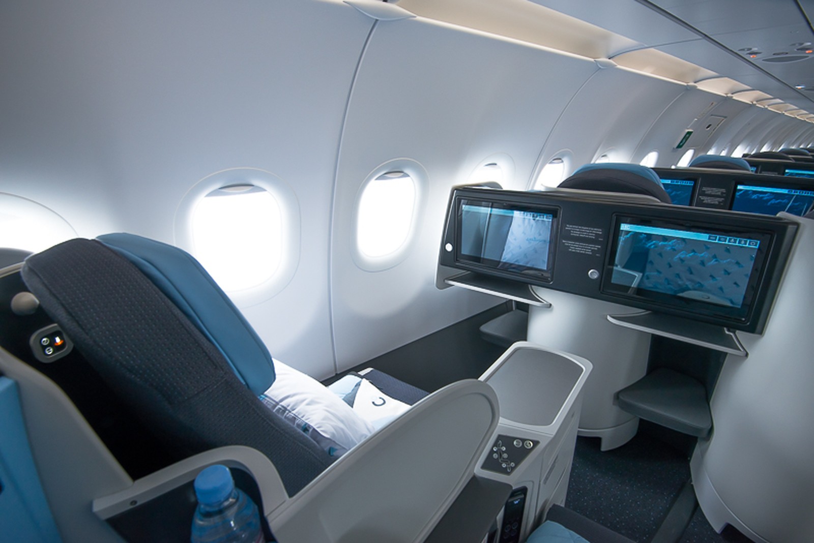 Lie-flat Business Class seat on the La Compagnie Airbus A321, offering a fully flat bed but with less privacy compared to other long-haul Business Class products. Photo by La Compagnie.